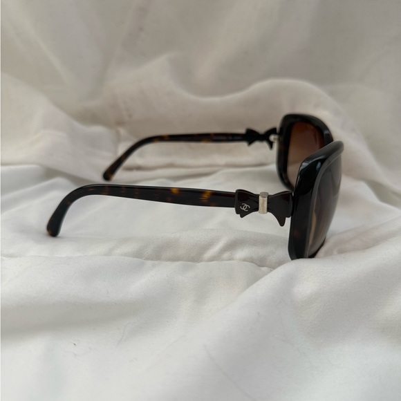Tortoise Shell Sunglasses - Picture 5 of 8
